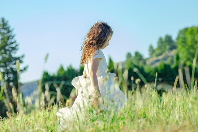 Cum să ne îmbrăcăm primăvara: stil și confort în sezonul schimbărilor